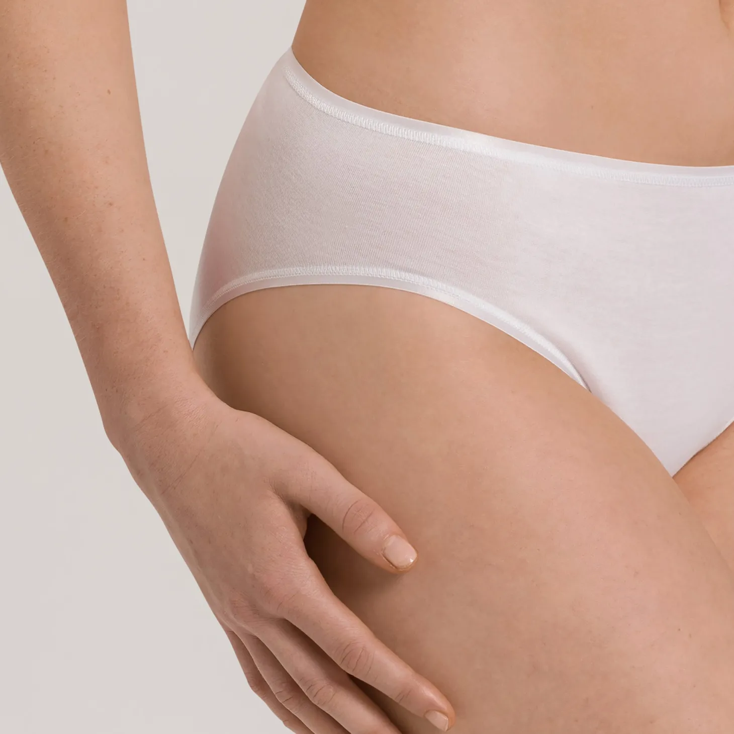 Hanro Cotton Seamless Midi Brief