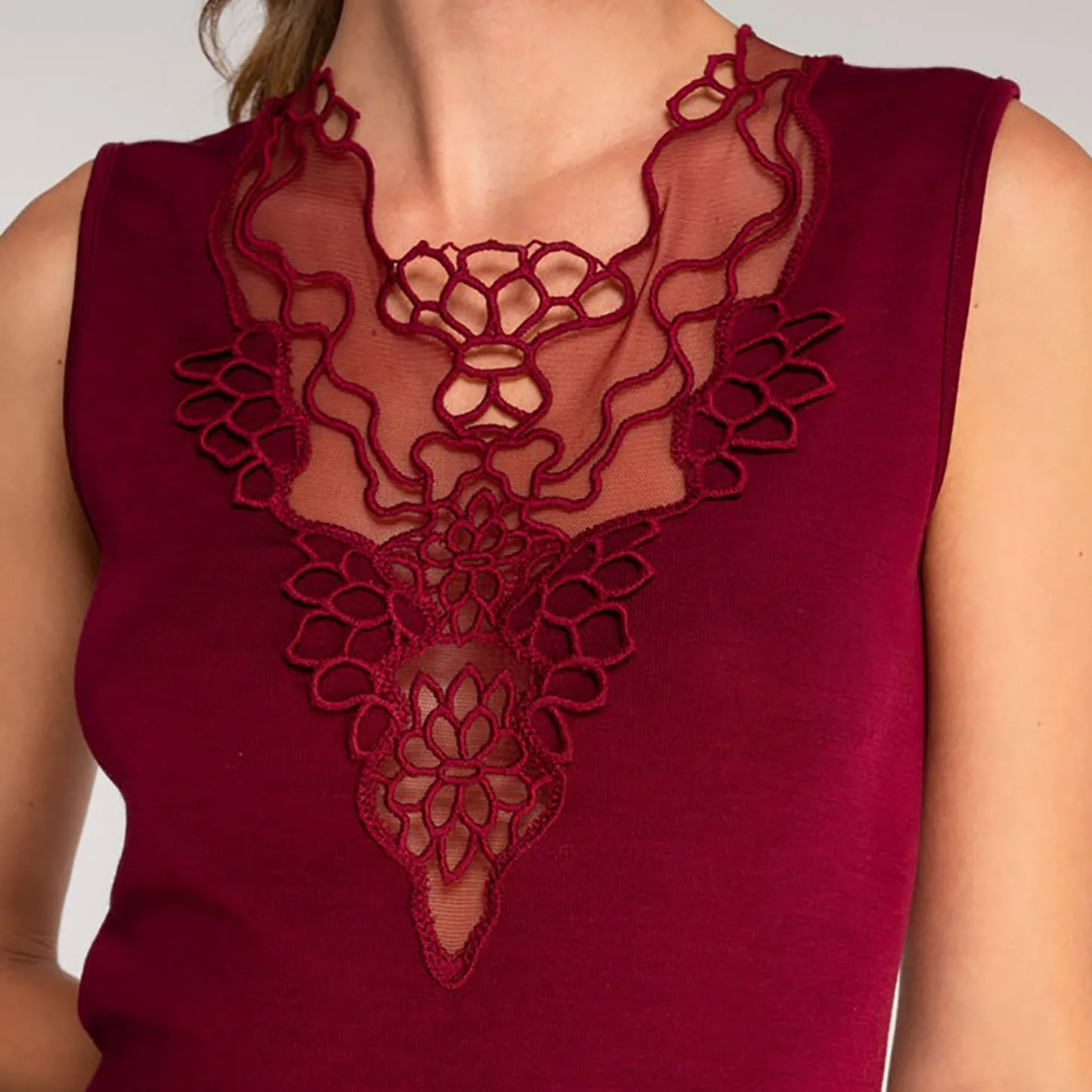 Oscalito Scollo Ricamo Embroidered Front Tank